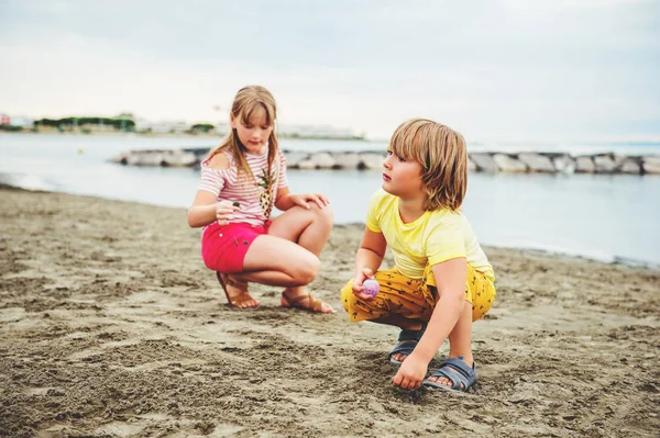 Lindos niños disfrutando de las vacaciones de verano junto al mar. Imagen tomada en Le Grau-du-Roi, departamento de Gard, Camargue en Languedoc-Rosellón, Francia —  Fotos de Stock