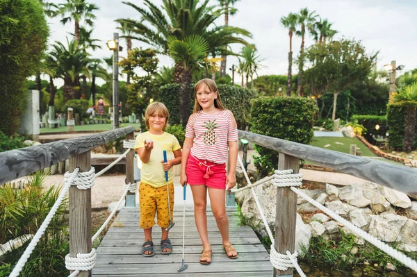Mini golf oynayan çocuklar yaz tatili zevk iki komik çocuklar grup