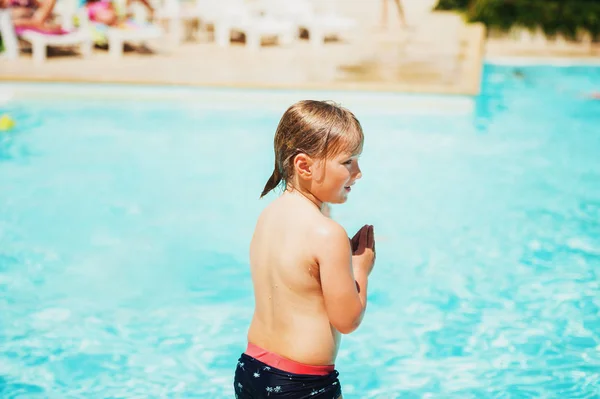 Little boy ready to dive into swimming pool, child enjoying summer activities — Stock Photo, Image
