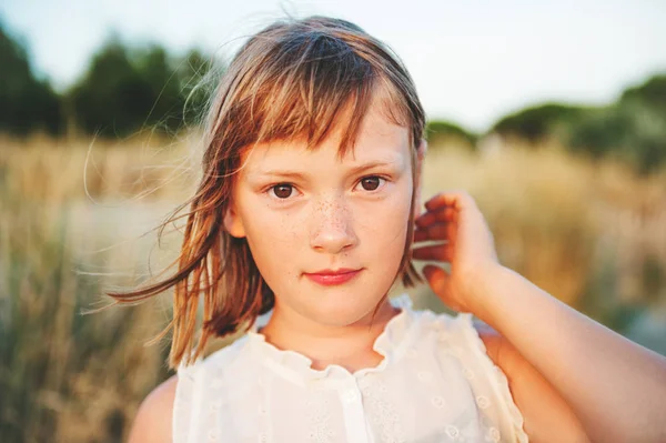 Крупный план портрета милой маленькой девочки с короткой стрижкой шиллинга — стоковое фото