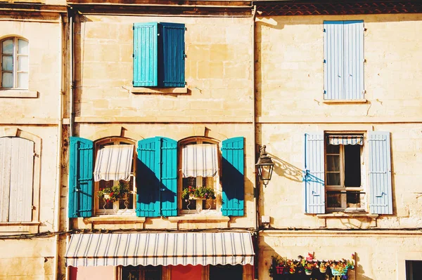 Vecchia facciata con persiane colorate per le strade della Provenza, Francia — Foto Stock