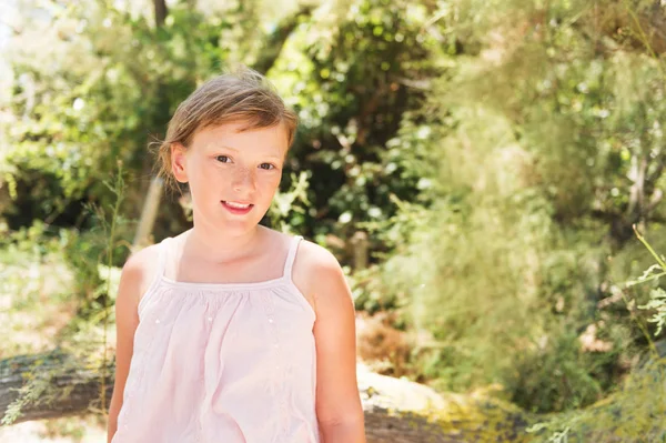 Menina bonito desfrutando passeio no parque de verão — Fotografia de Stock