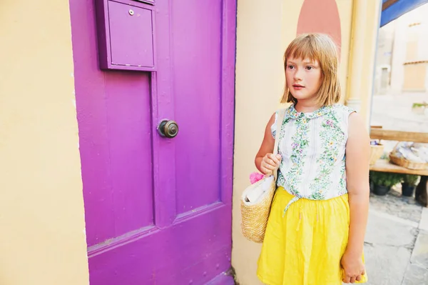 Sladká holčička těší letní dovolené v Provence. Snímek pořízený v Valensole, oddělení Alpes-de-Haute-Provence, Francie — Stock fotografie