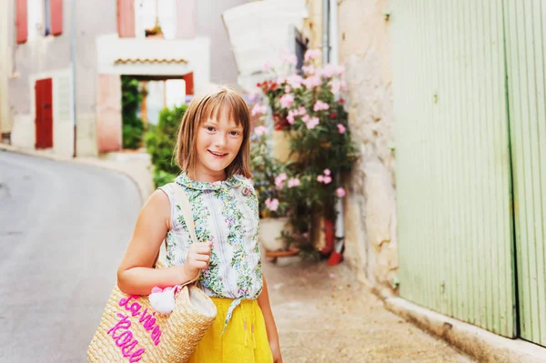 Söt liten flicka njuter sommarsemester i Provence. Bild tagen i Valensole, avdelningen för Alpes-de-Haute-Provence, Frankrike — Stockfoto