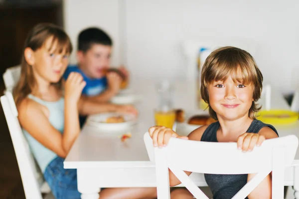 Group of three kids having breakfast at home — Stock Photo, Image