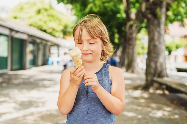 더운 날에 아이스크림을 먹는 재미 있는 어린 소년의 야외 초상화 — 스톡 사진