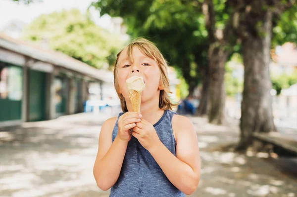 Retrato al aire libre de niño divertido comiendo helado en un día caluroso — Foto de Stock