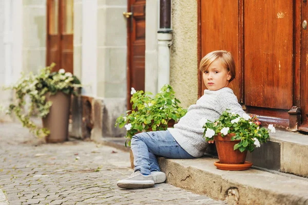 Ritratto all'aperto di un simpatico bambino di 5-6 anni, che indossa un pullover grigio a maglia — Foto Stock