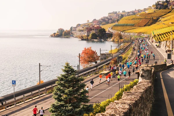 Lozannie, Canton of Vaud, Szwajcaria - 30 października 2016 roku: biegaczy w biegu maratońskim w Lozannie, grane przez winnice w regionie Lavaux swiss frech riviera — Zdjęcie stockowe