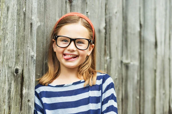 Retrato ao ar livre de uma linda menina de 9 anos usando óculos — Fotografia de Stock