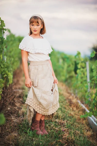 Açık uzun etek ve beyaz bluz giyen kız portresi — Stok fotoğraf