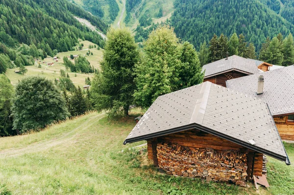 Cantão de Valais, Suíça. Alpes suíços, pequena casa com lenha — Fotografia de Stock