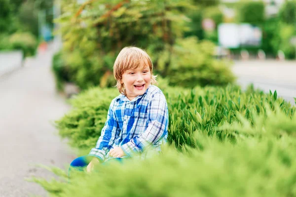 Divertente ragazzino che gioca all'aperto, ragazzo che si diverte nel parco verde — Foto Stock