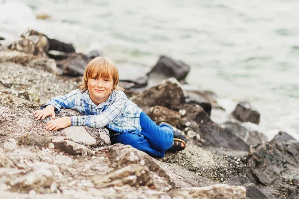 Outdoor portrait of little kid boy playing by the lake — Stock Photo, Image
