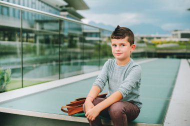 Mutlu genç çocuk çocuk açık portresi. Moda okul çocuğu dışında dinleniyor. Geri okul kavramı