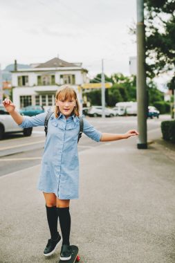 Komik küçük kız öğrenci sürme geri kavramı okul, tonda göz görüntü film dışında kaykay