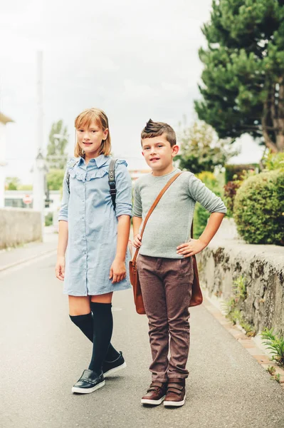 Schattige kinderen met rugzakken lopen terug naar school — Stockfoto