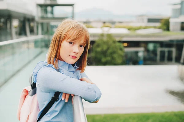 Retrato al aire libre de bastante poco preadolescente niña de 10-11 años con vestido formal azul y mochila —  Fotos de Stock