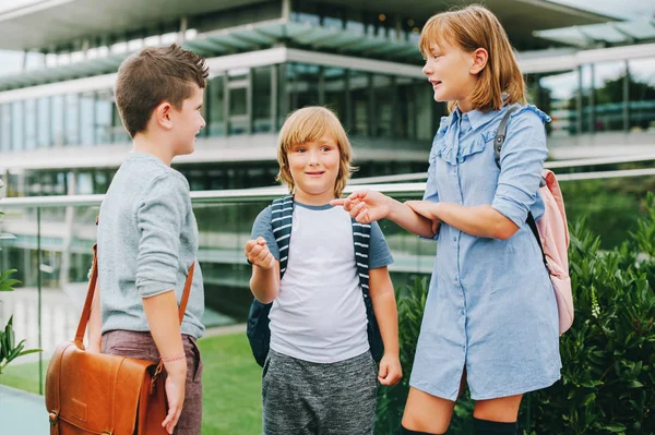 Gruppo di 3 bambini che giocano a Rock, Paper, Forssors gioco sul cortile della scuola. Concetto di ritorno a scuola, moda per bambini — Foto Stock