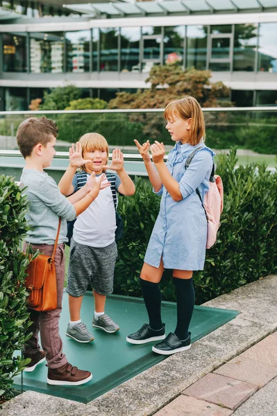 3 grup Rock oynayan çocuklar, kağıt, makas üzerinde okul bahçesinde oyun. Geri okul kavramı için çocuklar için moda — Stok fotoğraf