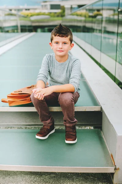 Портрет счастливого маленького мальчика. Модный школьник отдыхает на улице. Снова в школу — стоковое фото