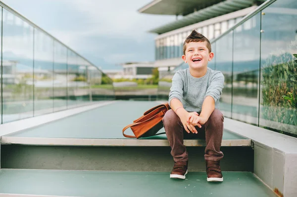 Outdoor portrait of happy young kid boy. Fashion schoolboy resting outside. Back to school concept — Stock Photo, Image