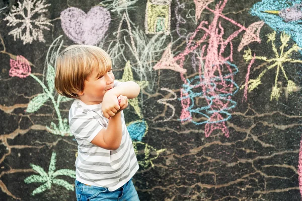 Adorável menino desenhando com um giz ao ar livre. Atividades externas para crianças — Fotografia de Stock