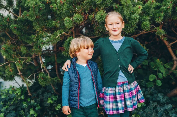 Retrato al aire libre de adorables niños de moda en ropa de escuela — Foto de Stock