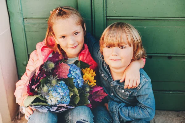Açık portre sevimli bir küçük güzel buket sonbahar çiçek çocuklar. — Stok fotoğraf