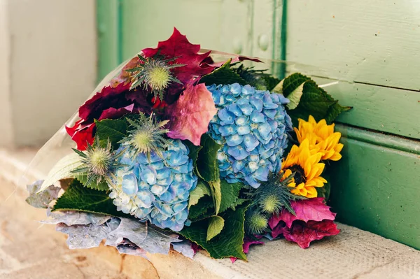 Jesienny bukiet słoneczników i niebieska Hortensja — Zdjęcie stockowe