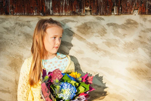 Portrait extérieur d'une jolie petite fille tenant un beau bouquet de fleurs d'automne — Photo