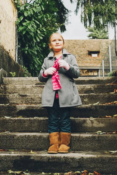 Retrato vertical al aire libre de niña bonita con abrigo gris, moda de otoño para niños —  Fotos de Stock