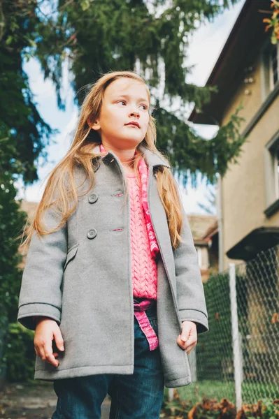 Dikey portresi açık gri ceket, çocuklar için sonbahar moda giyen sevimli küçük kız — Stok fotoğraf