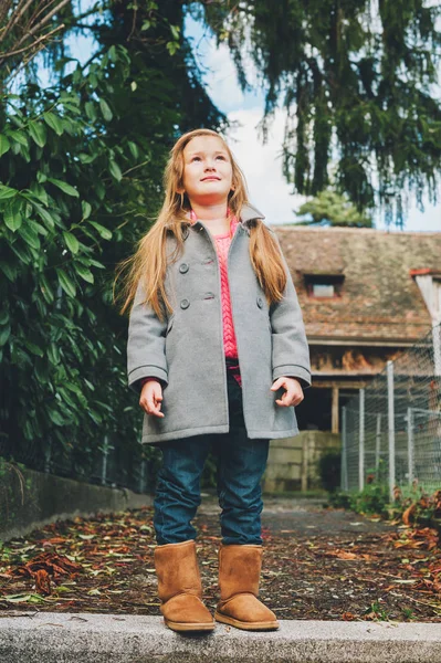 Retrato vertical al aire libre de niña bonita con abrigo gris, moda de otoño para niños —  Fotos de Stock