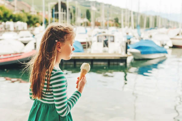 Zewnątrz portret śmieszne dziewczynka jedzenie lodów, nad jeziorem — Zdjęcie stockowe
