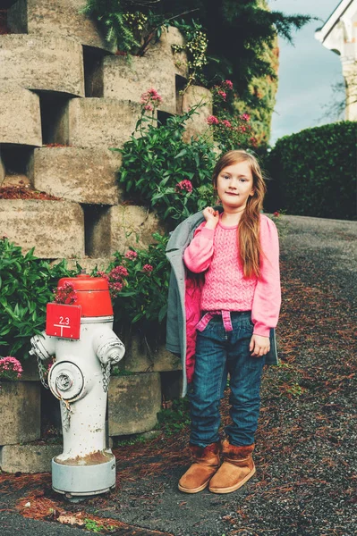 漂亮的小 7 岁的女孩穿着粉红色套衫的室外肖像。儿童的秋季时装 — 图库照片