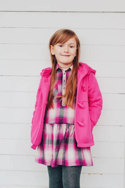 Açık pembe ceket, beyaz arka planı poz, çocuklar için sonbahar moda giyen sevimli küçük kız portresi — Stok fotoğraf