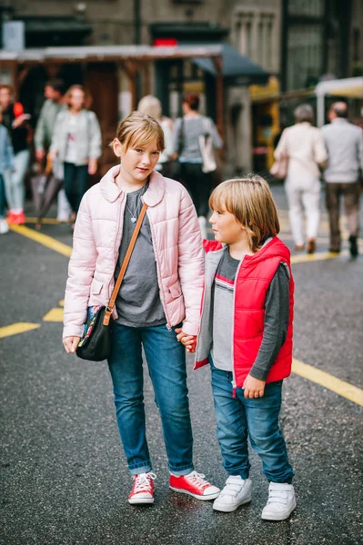 Mody ulicznej dla dzieci. Chłopak i dziewczyna ubrana w wyściełane kurtki. Mały brat i siostra spędzać czas razem — Zdjęcie stockowe