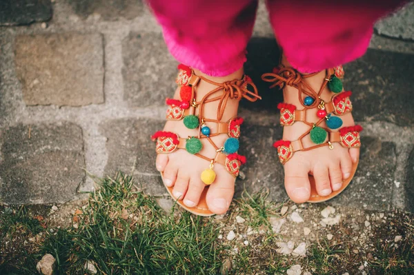 Lato pom pom sandały buty na stopy dziecka, widok z góry — Zdjęcie stockowe