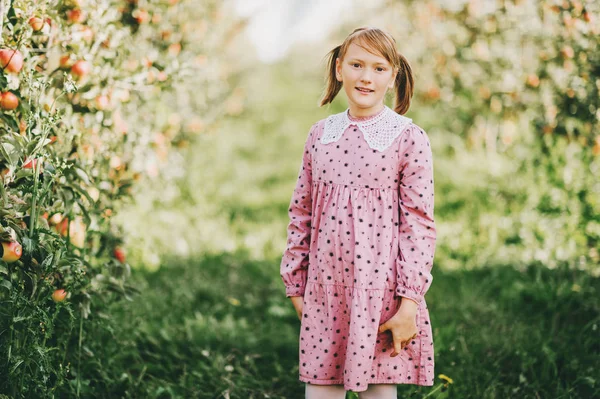 Elma meyve bahçesinde oynayan kız pembe vintage elbise giyen çocuk — Stok fotoğraf