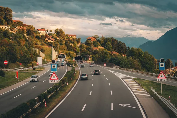 İsviçre, Cenevre Gölü yanındaki tünelleri olan yol otoyol