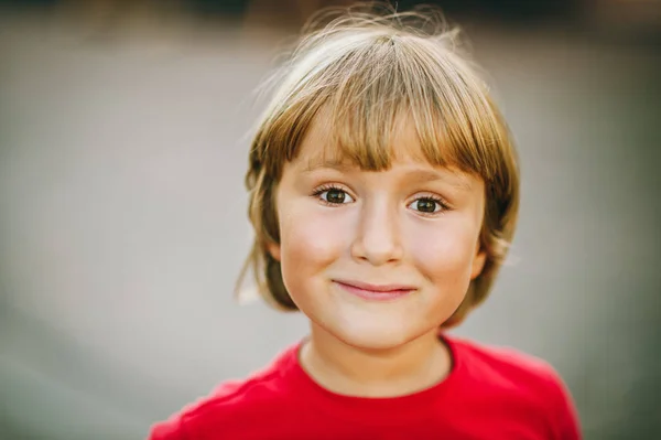Εξωτερική εσωτερικη πορτρέτο του αξιολάτρευτο παιδί 6 χρονών αγόρι, ειλικρινής έκφραση του προσώπου — Φωτογραφία Αρχείου
