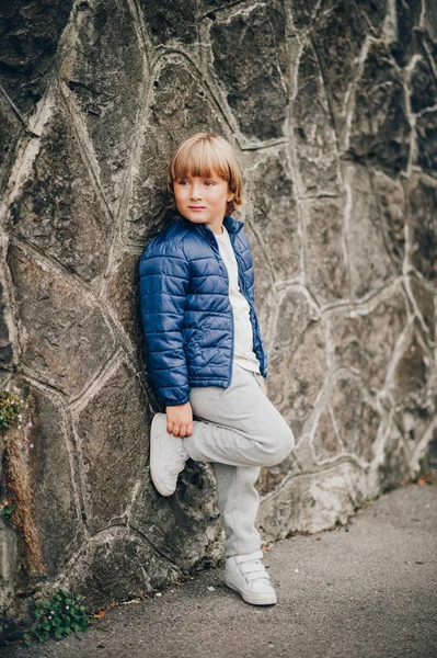 Açık moda portre üzerinde mavi pamuklu ceket şık çocuk çocuk — Stok fotoğraf
