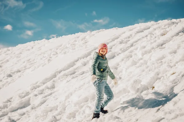 Liten flicka klättring de snow hill, vintersemester med barn. Bild tagen i Valais, Schweiz — Stockfoto