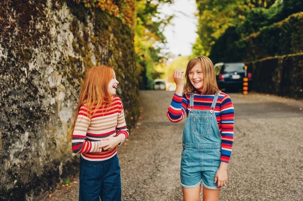Outdoor Portret van twee grappige preteen meisjes dragen van denim jeans, stripe roll hals truien, mode voor tieners — Stockfoto