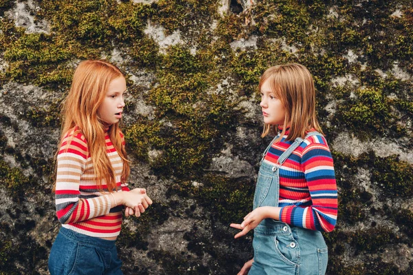 Dois amigos conversando. Moda meninas pré-adolescentes usando pulôveres de faixa de pescoço rolo — Fotografia de Stock