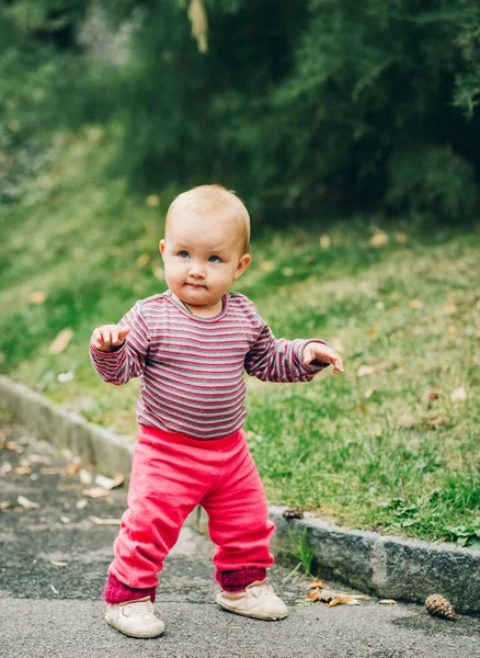 Adorável bebê menina de 9-12 meses de idade jogando fora — Fotografia de Stock