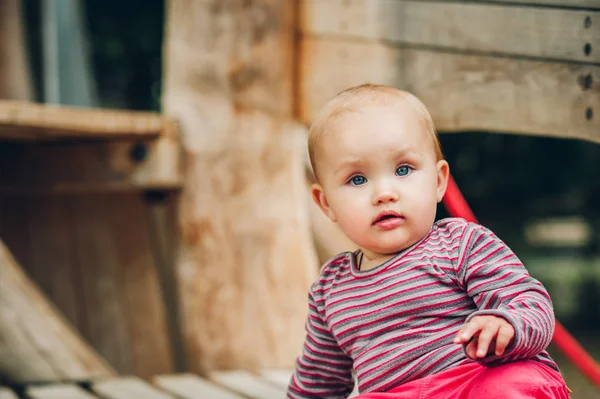 Retrato al aire libre de adorable niña divirtiéndose en el patio de recreo —  Fotos de Stock