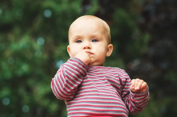 Buiten close-up portret van schattig klein babymeisje — Stockfoto