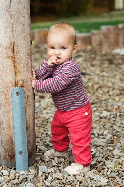 Retrato ao ar livre de adorável bebê menina se divertindo no parque infantil, bonito pouco 9-12 meses criança brincando ao ar livre — Fotografia de Stock